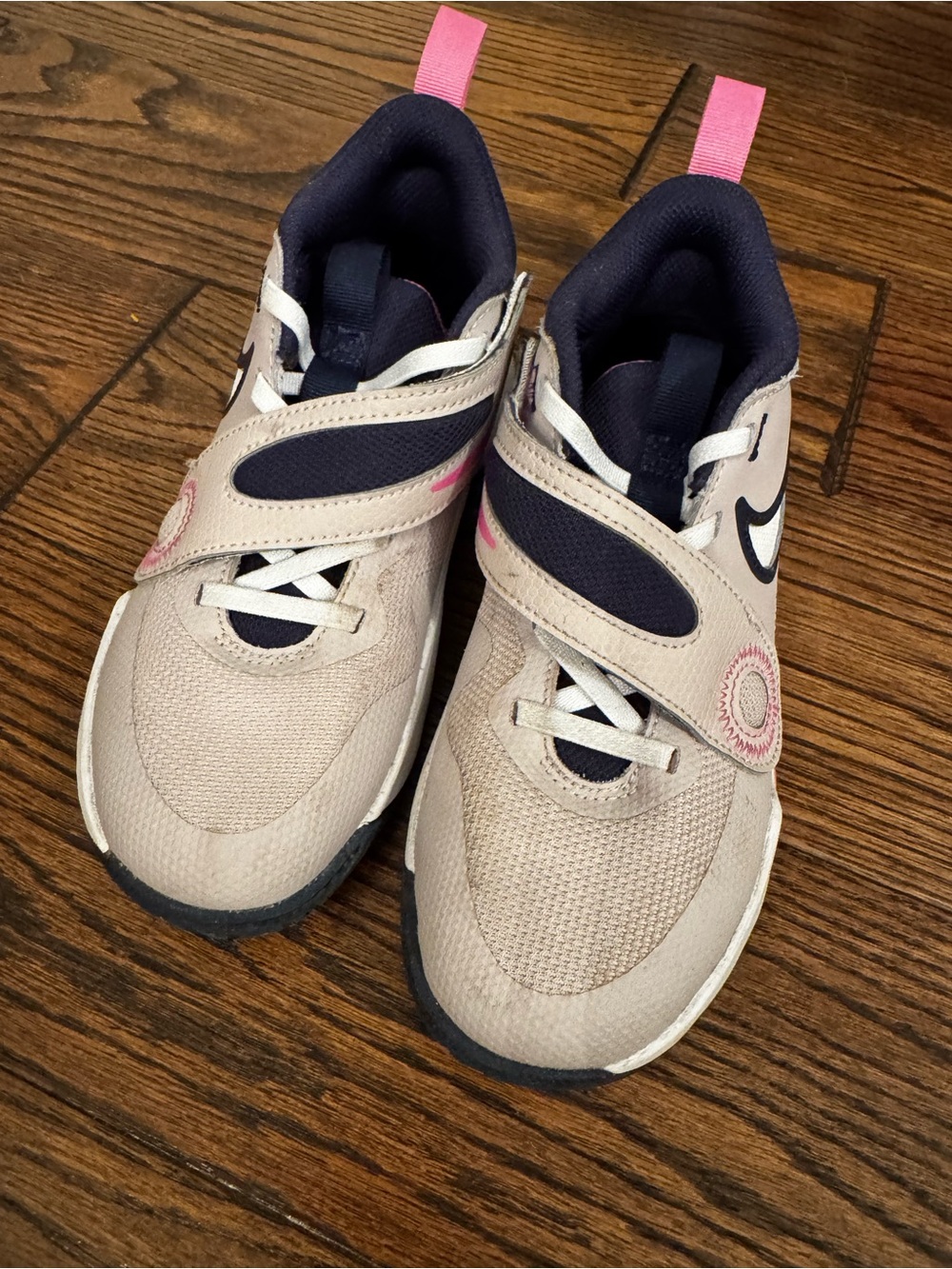 Nike little girls Team Hustle basketball sneakers